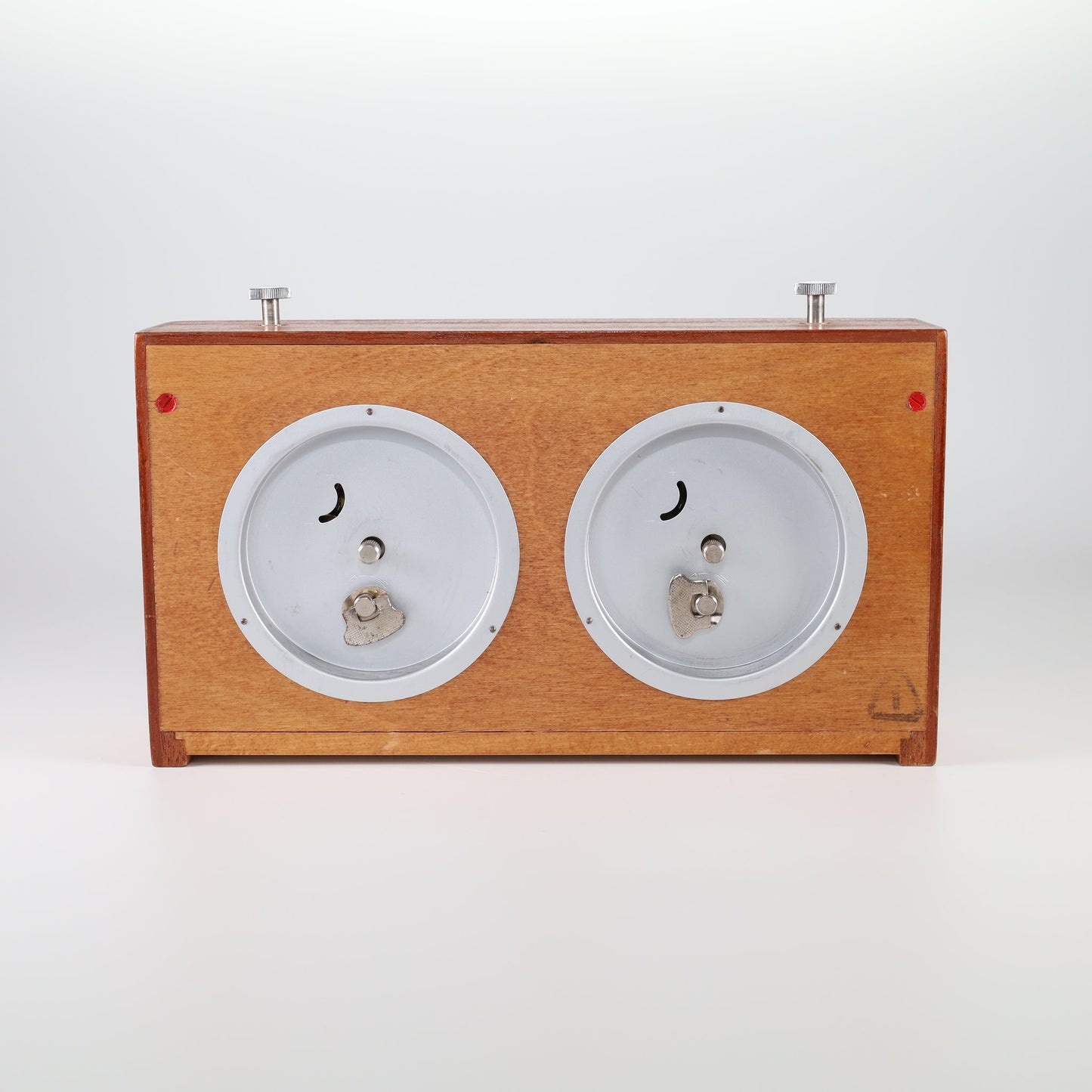 時を刻んだ知の証人 ―東ドイツが育んだ名機、UMF RUHLA『Garde』のチェスクロック―