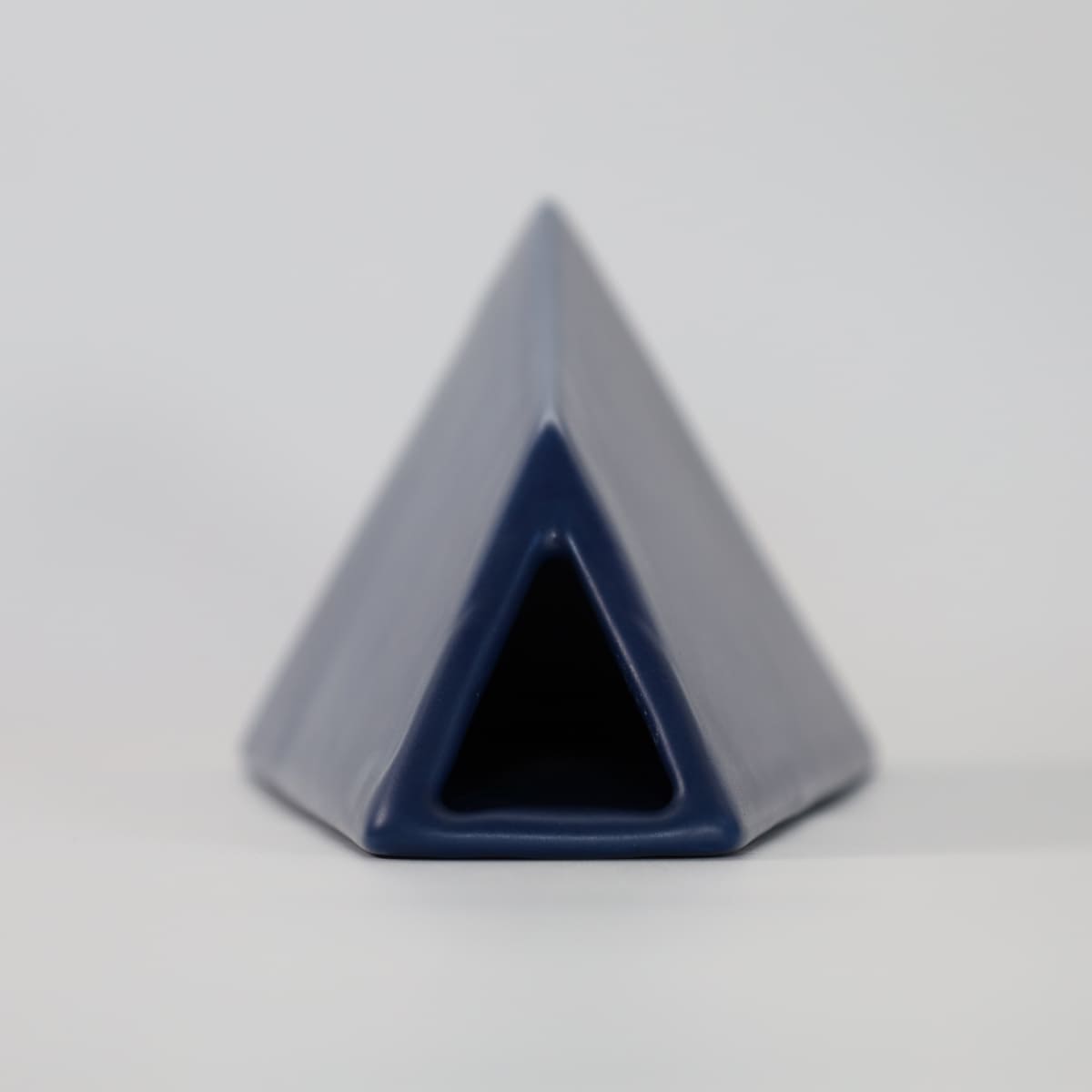 深き青の結晶 - 1980年代ドイツが追い求めた完全なる三角形フラワーベース