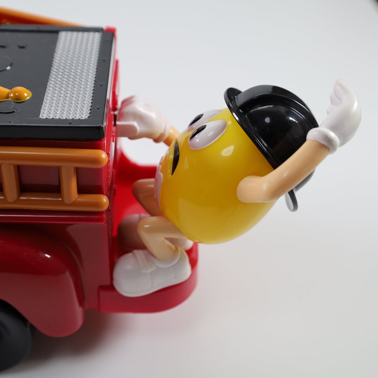 急げ!赤と黄色の救助隊 ~ M&M's が贈る、チョコと消防車と驚きの仕掛けと。