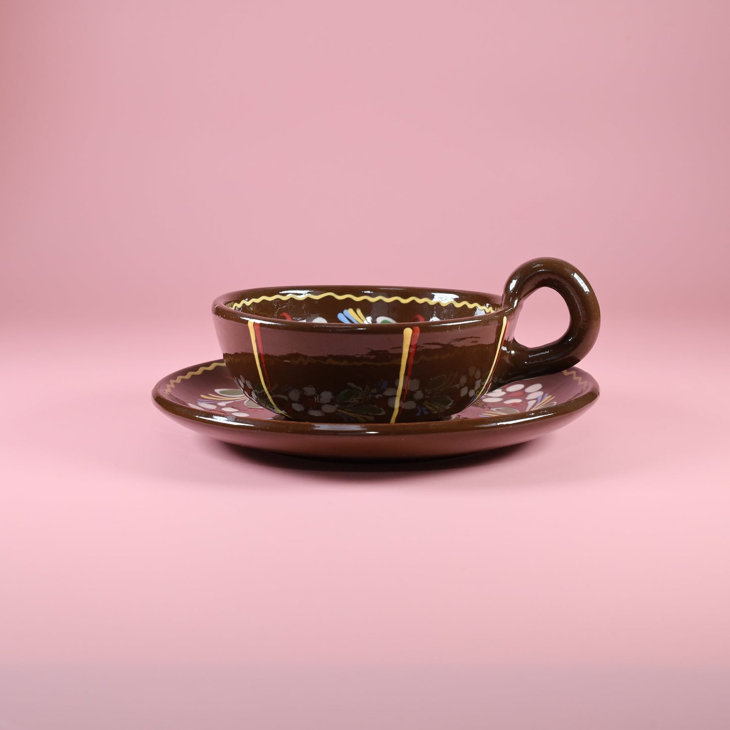 茶色の器に咲く永遠の花 ~スウェーデンの手仕事が紡いだ160年の軌跡~