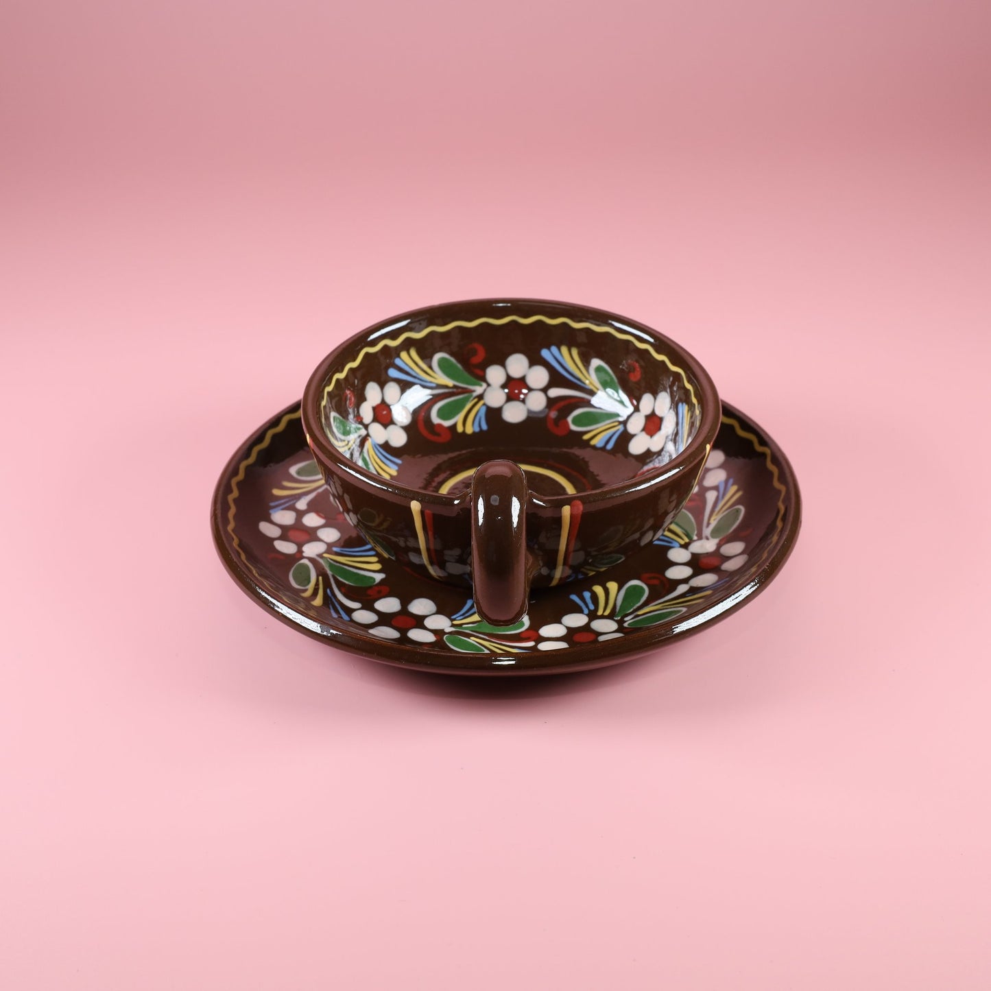 茶色の器に咲く永遠の花 ~スウェーデンの手仕事が紡いだ160年の軌跡~