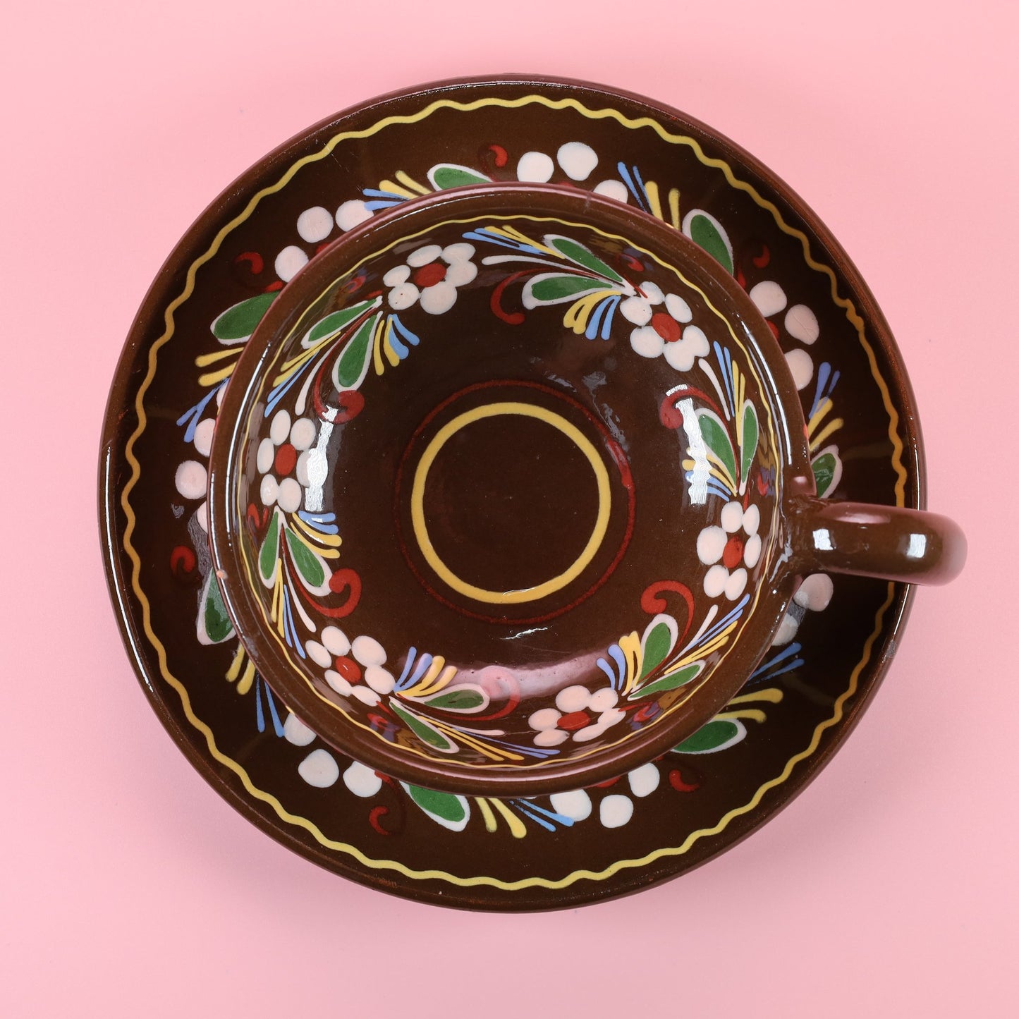 茶色の器に咲く永遠の花 ~スウェーデンの手仕事が紡いだ160年の軌跡~