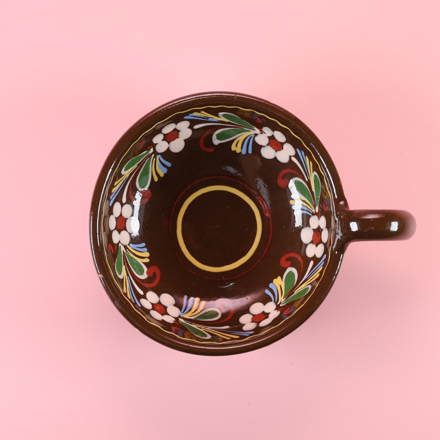 茶色の器に咲く永遠の花 ~スウェーデンの手仕事が紡いだ160年の軌跡~