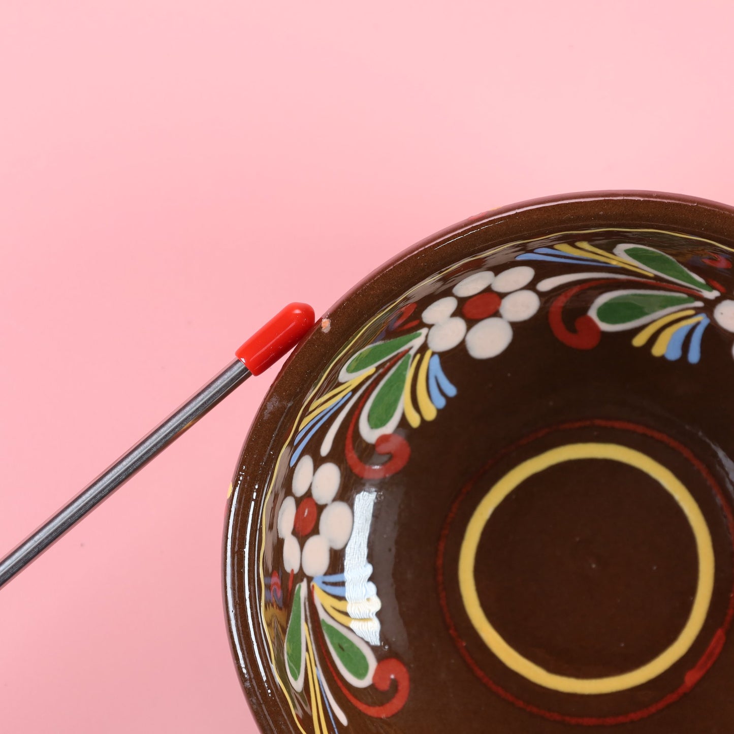 茶色の器に咲く永遠の花 ~スウェーデンの手仕事が紡いだ160年の軌跡~