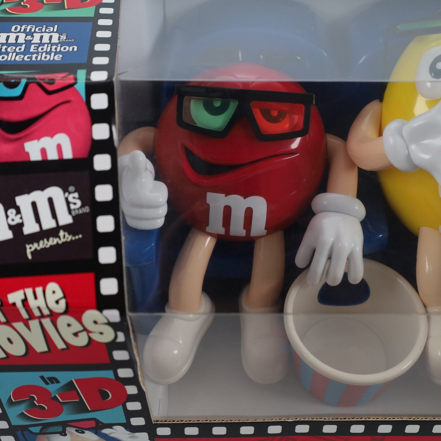3Dメガネの向こう側 ― 映画館で出会う M&M's のびっくりタイムカプセル ―