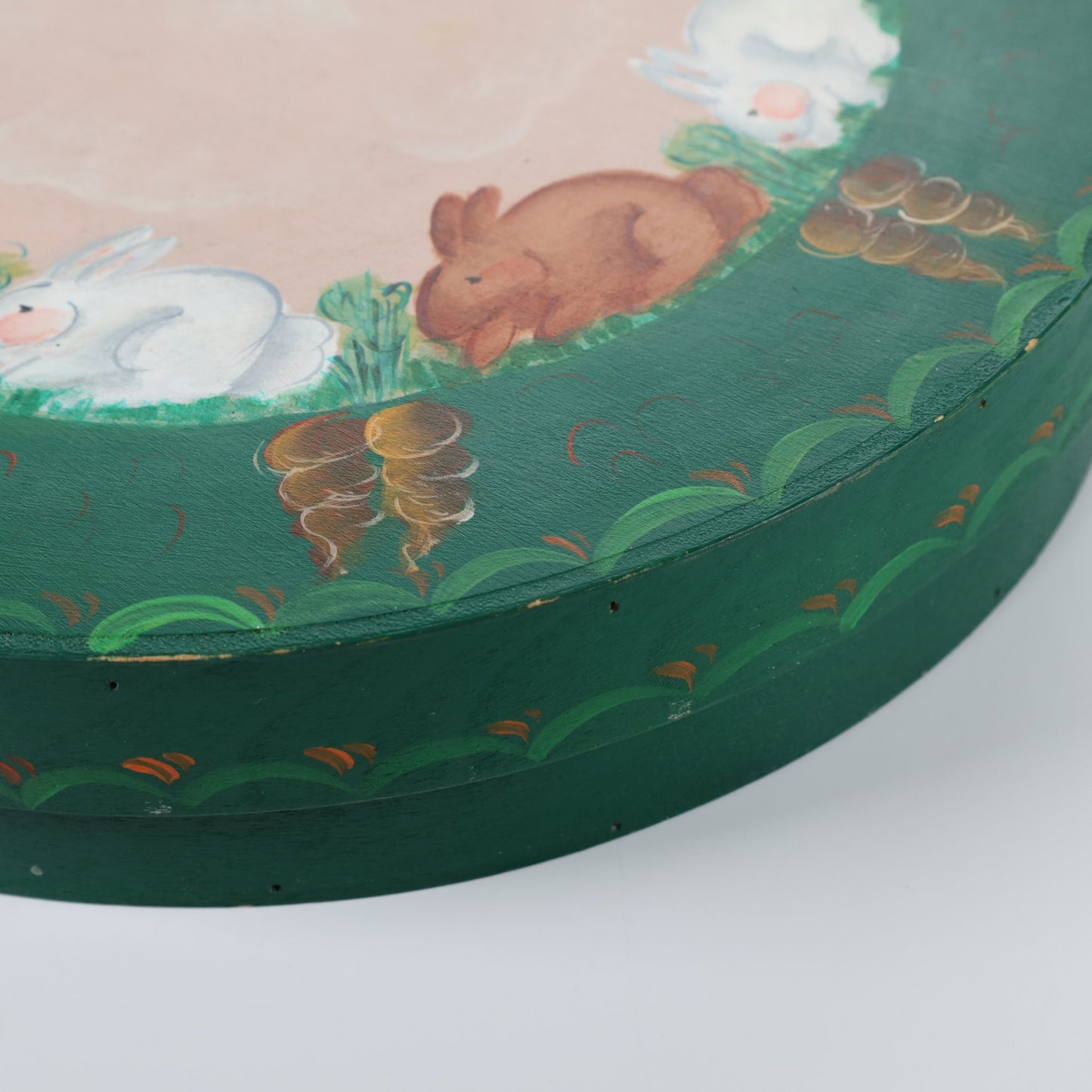 春の調べを運ぶ箱 ― 森の仲間たちが描いた緑のフォークなアート