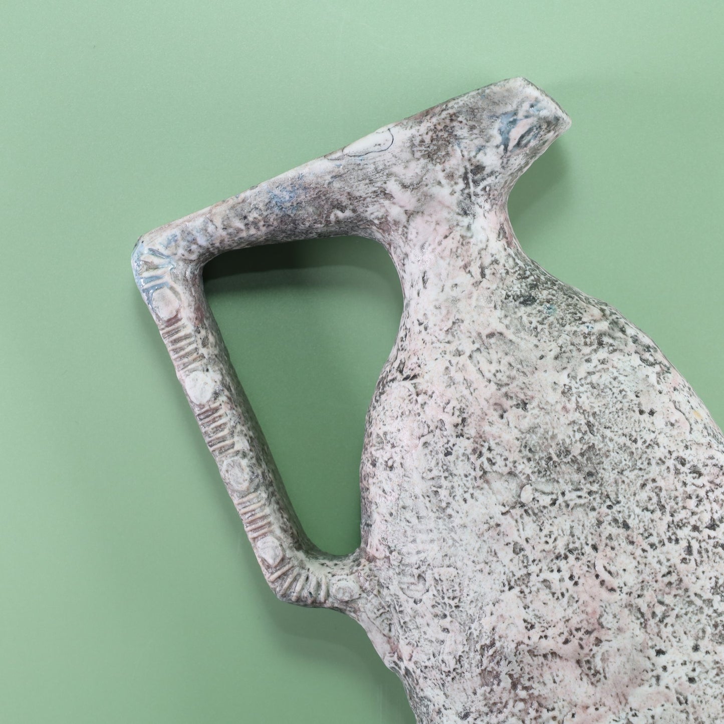 優雅な晩餐の語り部 - イタリアとフランスを結んだガルニエ・リキュールの陶器ボトルが伝える贅沢