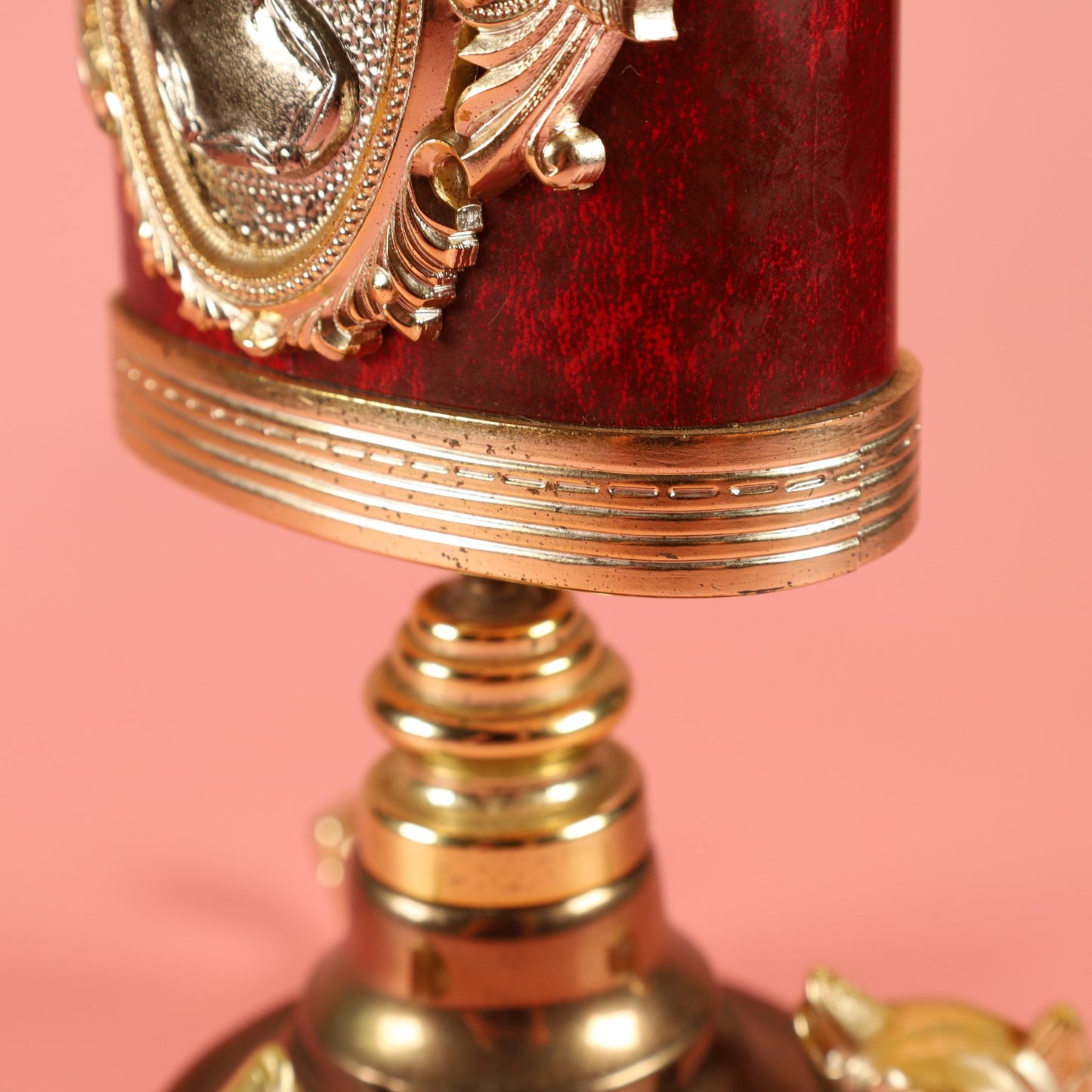 深紅の宮廷のたたずまい ~ カメオと黄金の魚が護る眼鏡置き