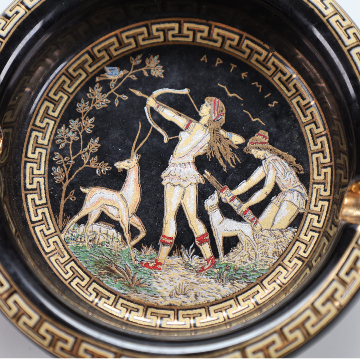 アルテミスの休息 ―24金彩で描かれた、女神の静かな佇まい―